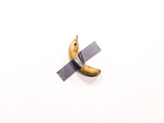 Банан Маурицио Капеллана был продан за 120 000$, но один из посетителей его съел