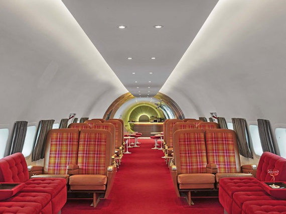 Отель TWA превратил винтажный самолет в коктейль-бар