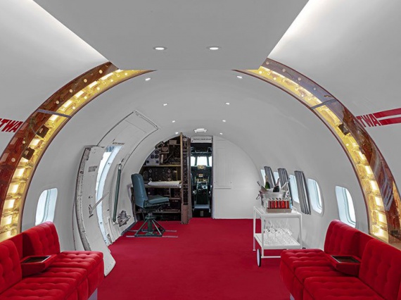 Отель TWA превратил винтажный самолет в коктейль-бар