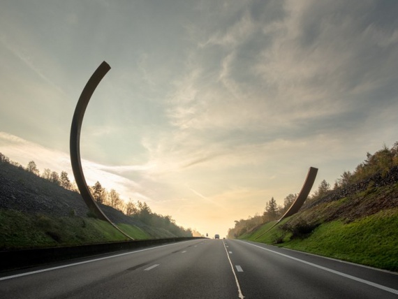 Бернар Венет возвел стальную арку над бельгийской автомагистралью
