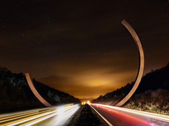 Бернар Венет возвел стальную арку над бельгийской автомагистралью