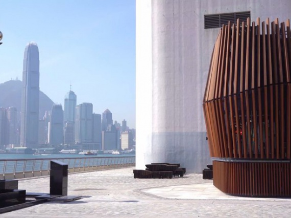 Портовый киоск с роботизированным фасадом в Гонконге