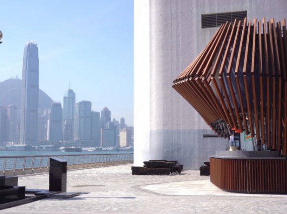 Портовый киоск с роботизированным фасадом в Гонконге