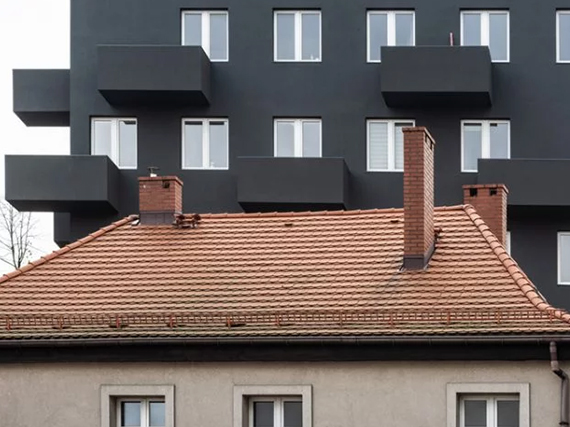 Дом с выступающими балконами в Польше