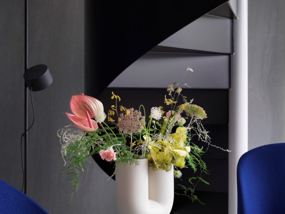 Muuto представили модульную лампу и скульптурную вазу от Earnest Studio