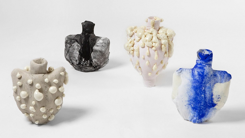 Джулия Оландерс делает «токсичные» вазы из пенопласта и бетона