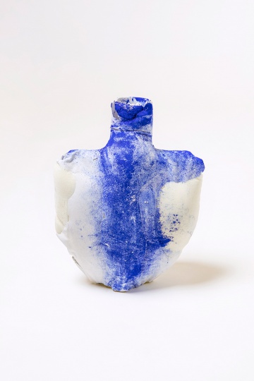 Джулия Оландерс делает «токсичные» вазы из пенопласта и бетона