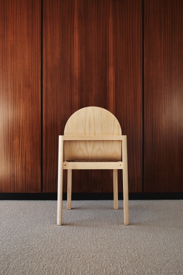 Stine Aas разработал деревянный стул Cleo для Dims