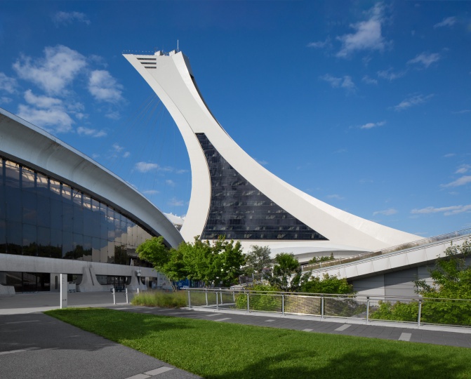 Светлые и просторные офисы в башне Montreal Olympic Stadium от Provencher Roy