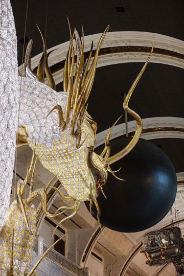 LASVIT создала хрустальную скульптуру летящих драконов