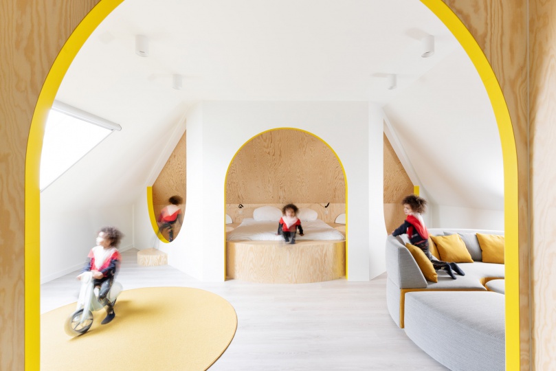 Van Staeyen Interieur Architecten превратила старый чердак в светлое пространство с арками