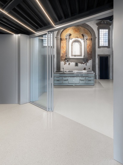 SuperSpatial превратил бывшую часовню эпохи Возрождения в кухонный выставочный зал во Флоренции
