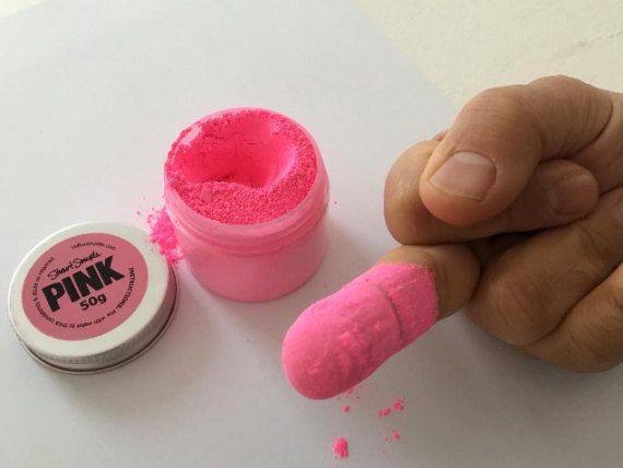 Скульптор Аниш Капур использует «самый розовый розовый» несмотря на запрет
