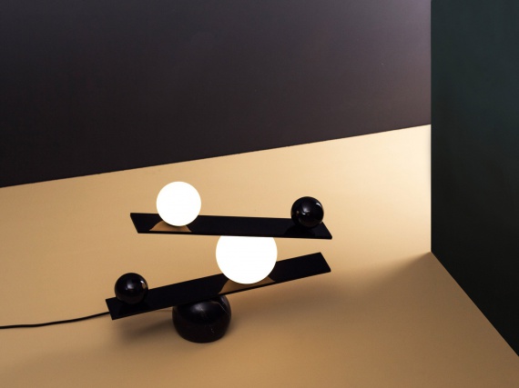 Испанский дизайнер придумал «балансирующую» лампу