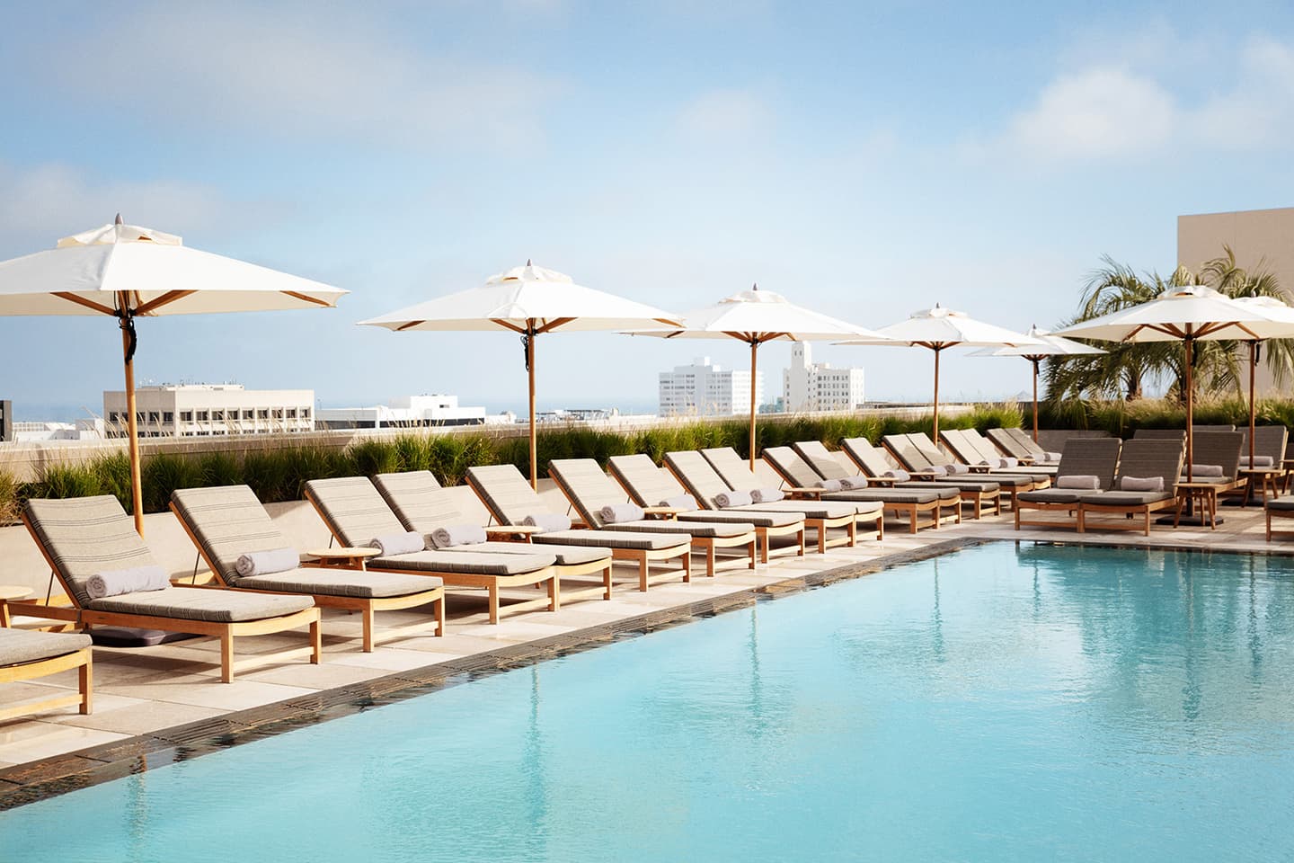 Интерьер отеля Santa Monica Proper в пляжном стиле — проект Келли Уэстлер