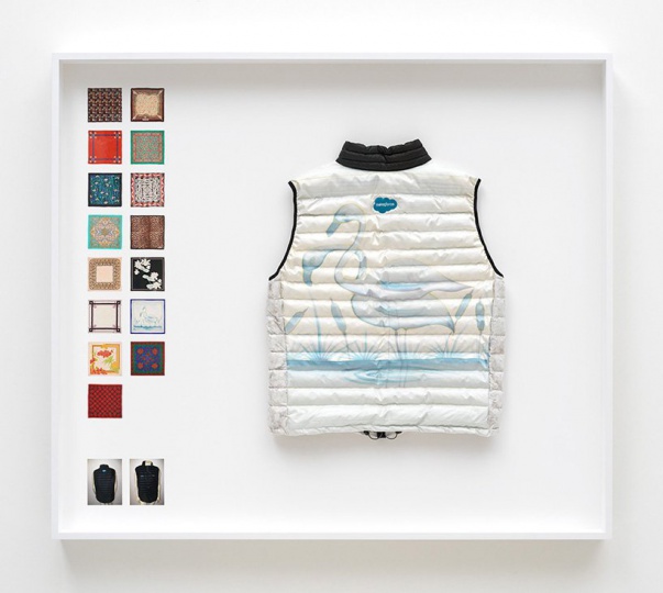 Саймон Денни создал коллекцию спальников из шарфов Маргарет Тэтчер