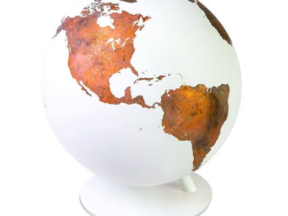 Дизайнер Люк Колдер представил глобус из позолоченной меди