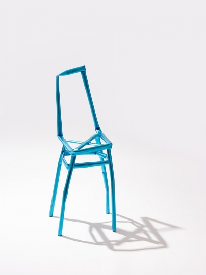 Корейский художник представил коллекцию побитых жизнью стульев