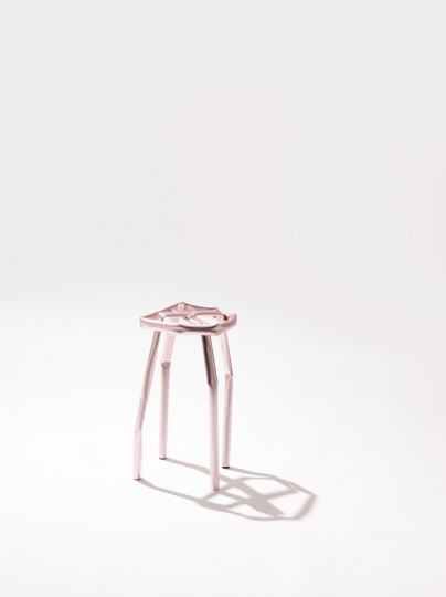 Корейский художник представил коллекцию побитых жизнью стульев