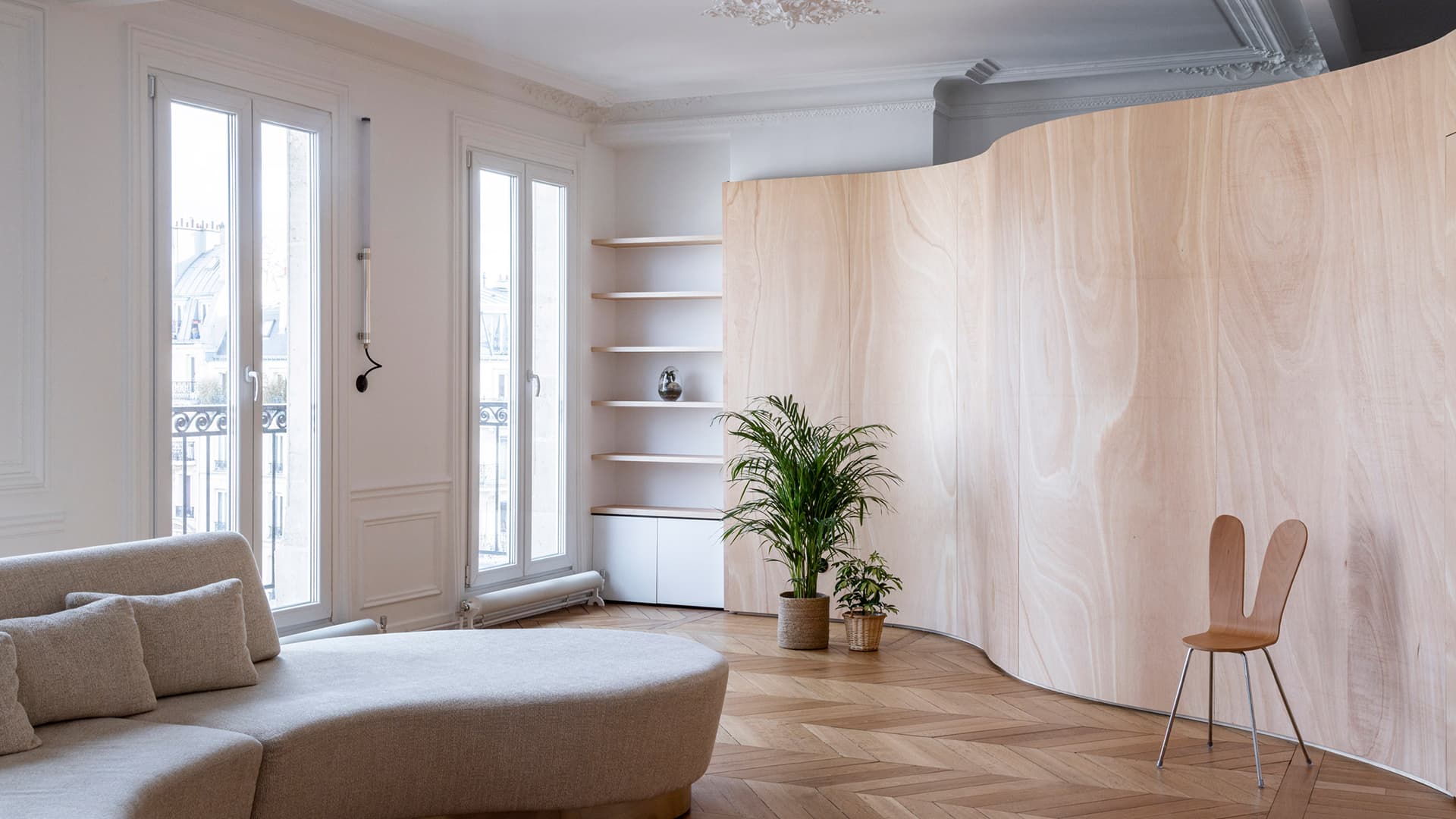 Ширма из фанеры в парижской квартире с лепниной — проект Toledano+Architects
