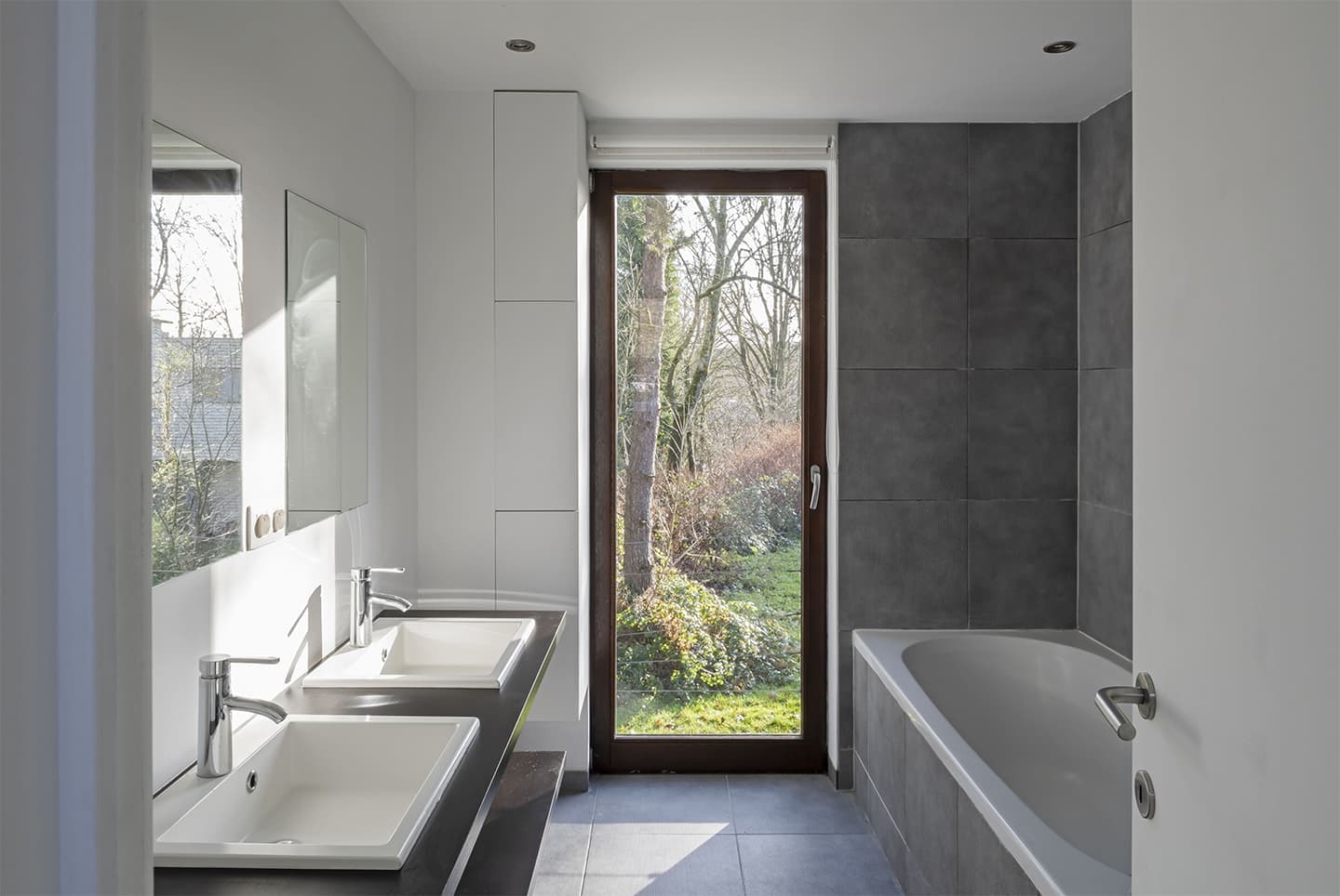 Интерьер жилой галереи FAINA House в Брюсселе — проект Yakusha Design