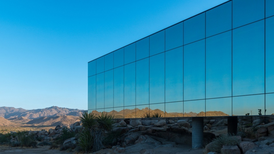 Крис Хэнли и Томас Осински построили зеркальный павильон в пустыне