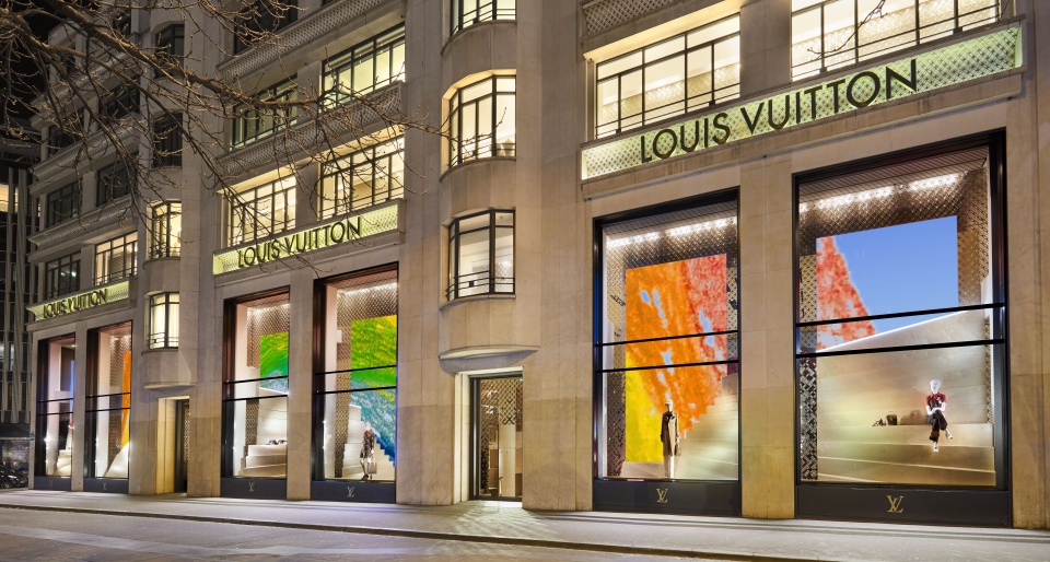 Louis Vuitton разрисовал радугой свои бутики