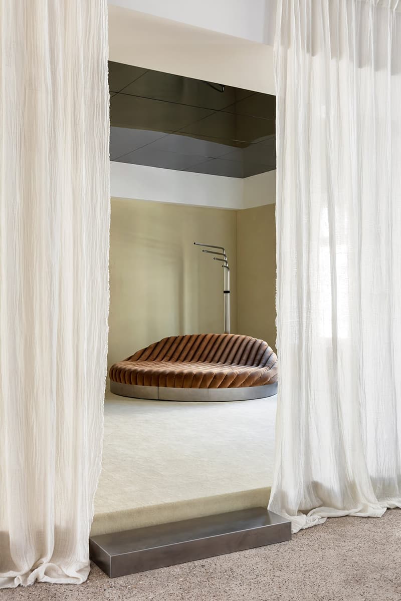 Зеленые стены и стальная ванна в квартире в Антверпене — проект Atelier Dialect