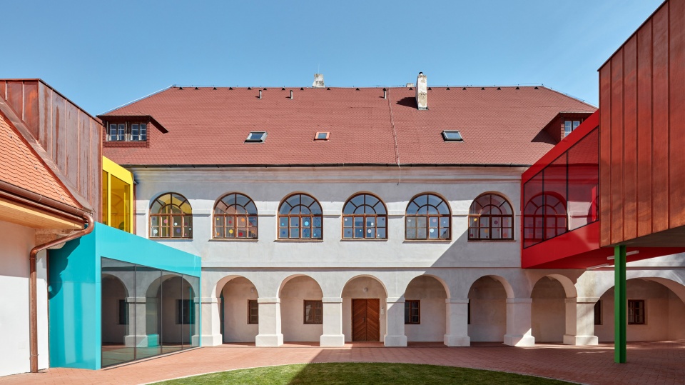 ​Public Atelier и FUUZE представили проект красочной начальной школы в Чехии