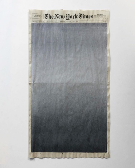 Бруклинская художница представила серию полотен с градиентами на обложке New York Times