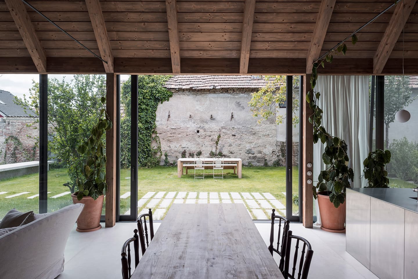 Современное искусство внутри словацкого амбара – проект Мартина Скочека