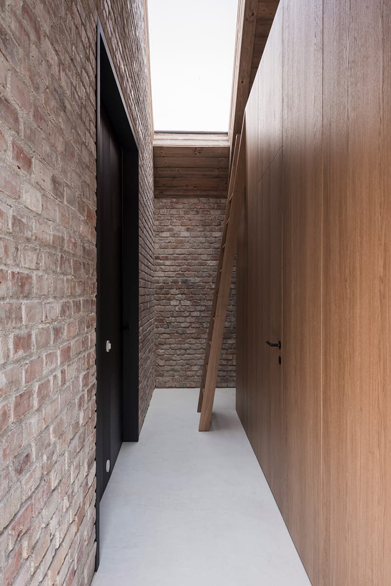 Современное искусство внутри словацкого амбара – проект Мартина Скочека