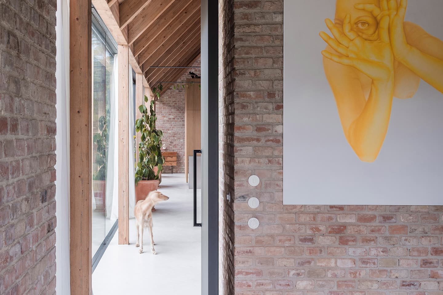 Современное искусство внутри словацкого амбара – проект Мартина Скочека