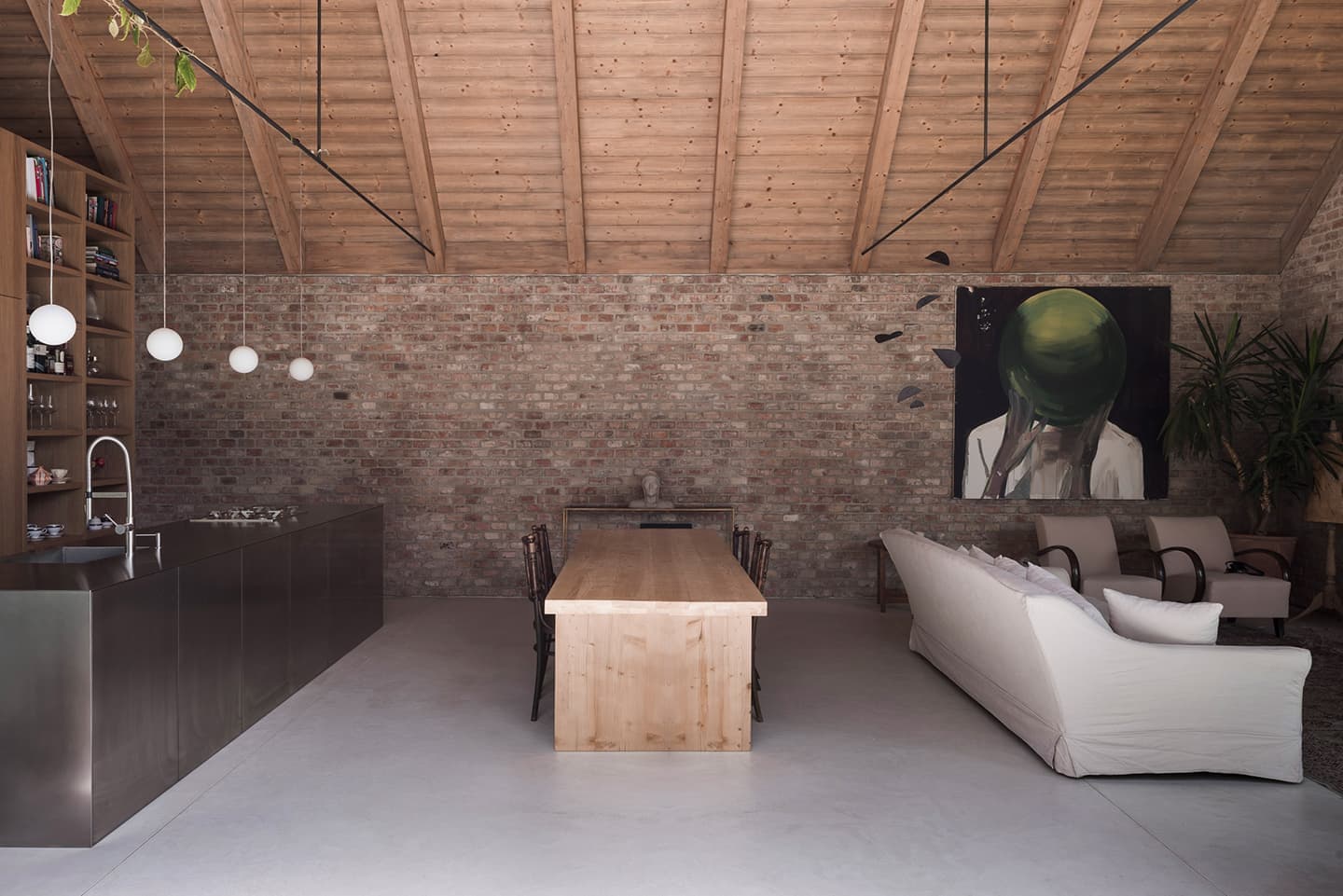 Современное искусство внутри словацкого амбара – проект Мартина Скочека