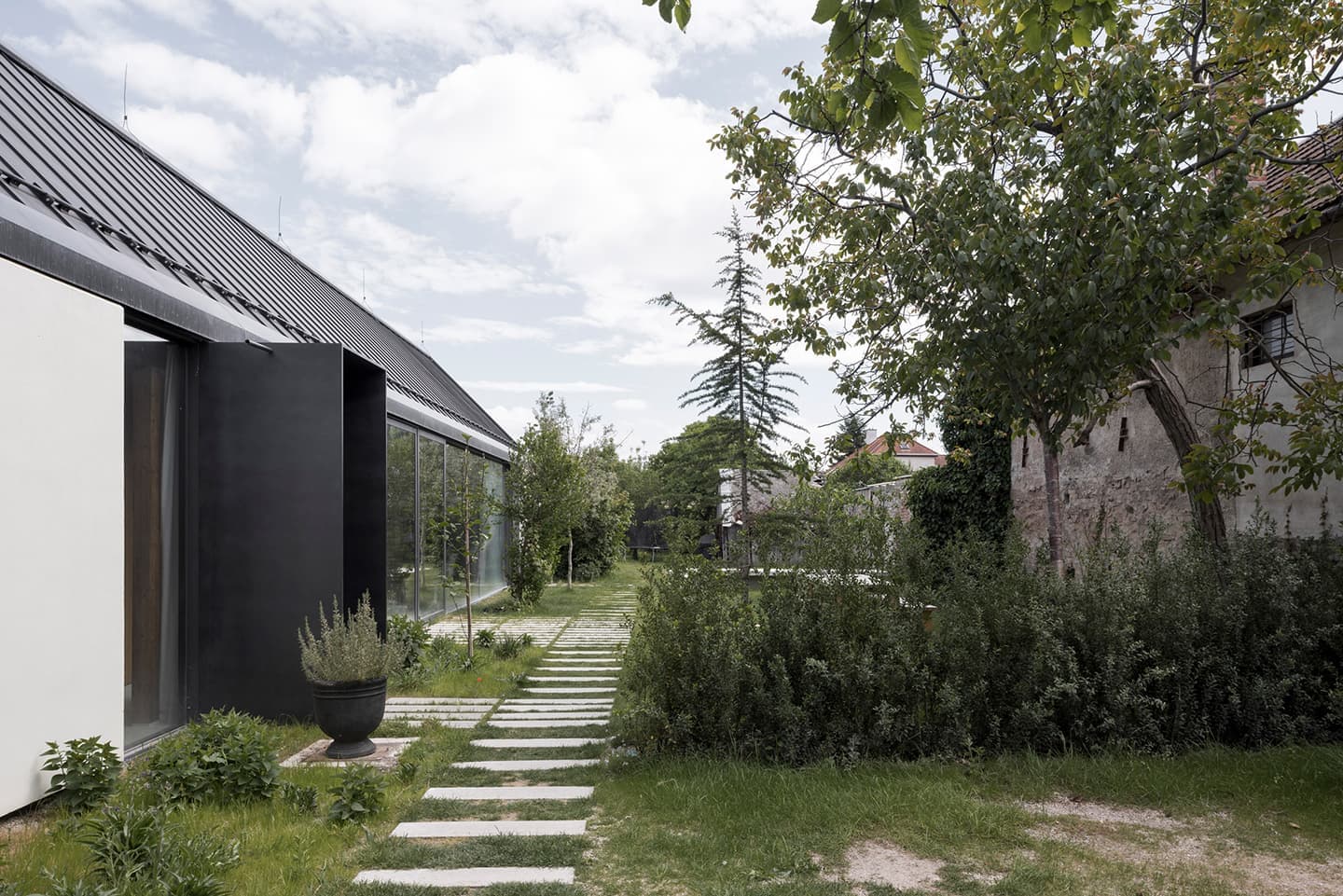 Современное искусство внутри словацкого амбара – проект Мартина Скочека