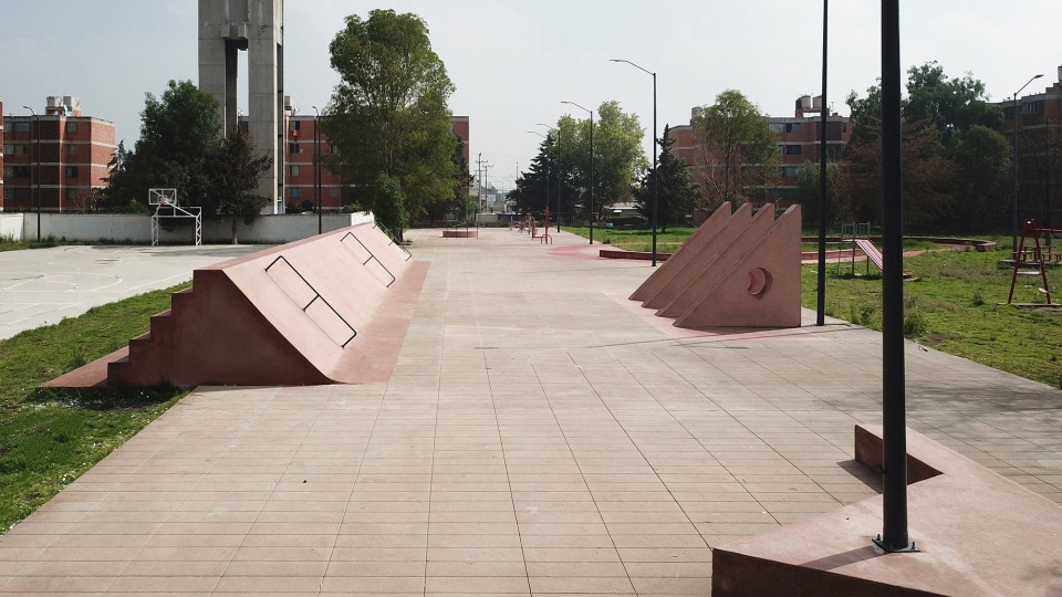 Productora построили серию спортплощадок из розового бетона