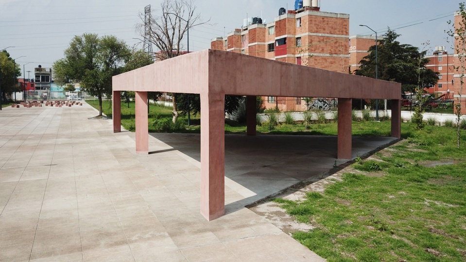 Productora построили серию спортплощадок из розового бетона