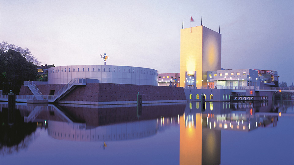 Вид на музей с канала Вербиндингс. Музей как объект дизайна: проект Алессандро Мендини в Гронингене