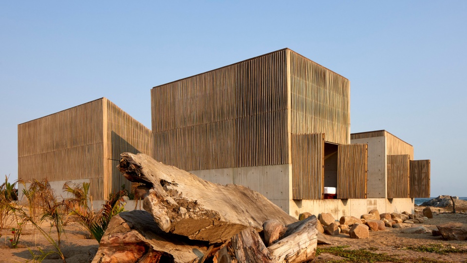 BAAQ построили дом на скалистом побережье в Мексике