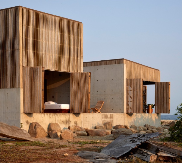 BAAQ построили дом на скалистом побережье в Мексике