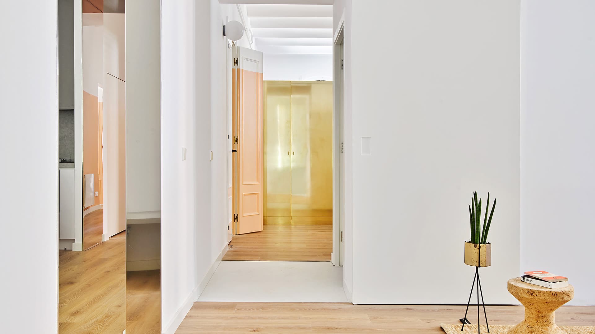 Квартира с потайным проходом в Испании – проект Raul Sanchez Architects