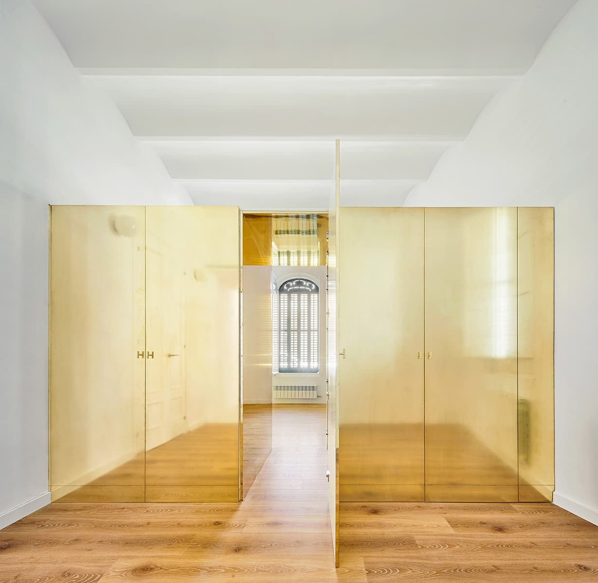 Квартира с потайным проходом в Испании — проект Raul Sanchez Architects