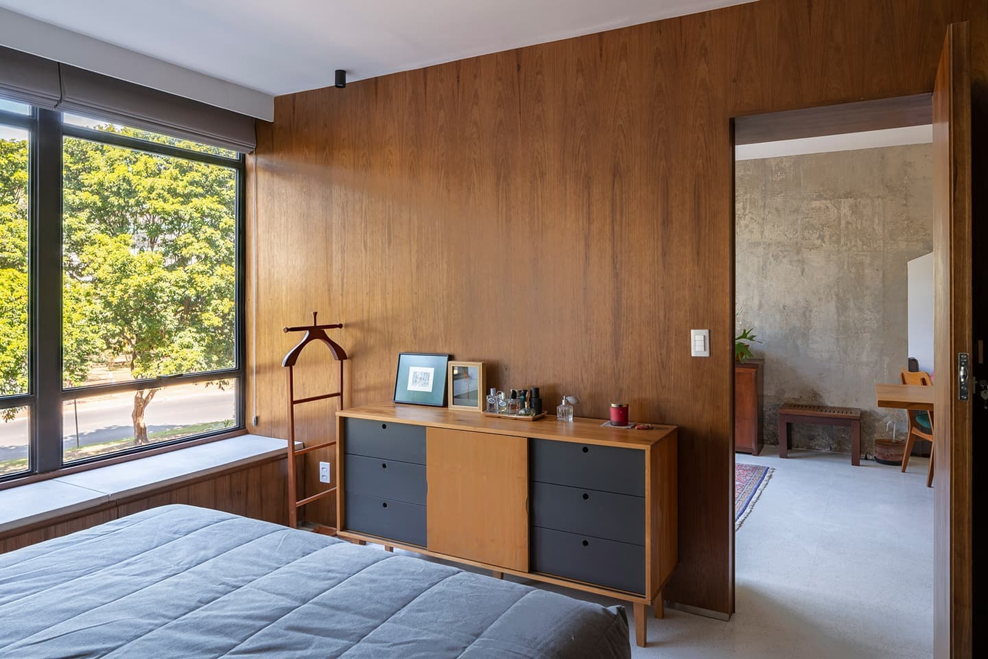 Холодный модернизм и теплый midcentury в бразильской квартире — проект Debaixo do Bloco Arquitetura