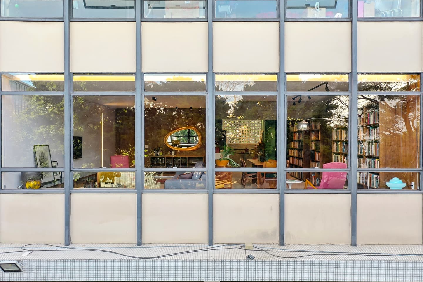 Холодный модернизм и теплый midcentury в бразильской квартире — проект Debaixo do Bloco Arquitetura