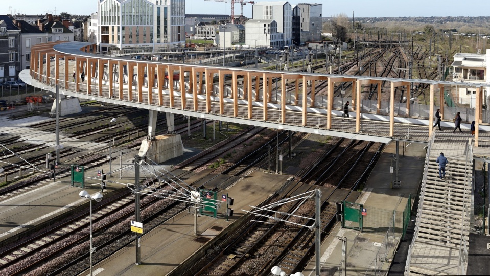Dietmar Feichtinger Architectes построили ритмичный деревянный мост на железнодорожной станции