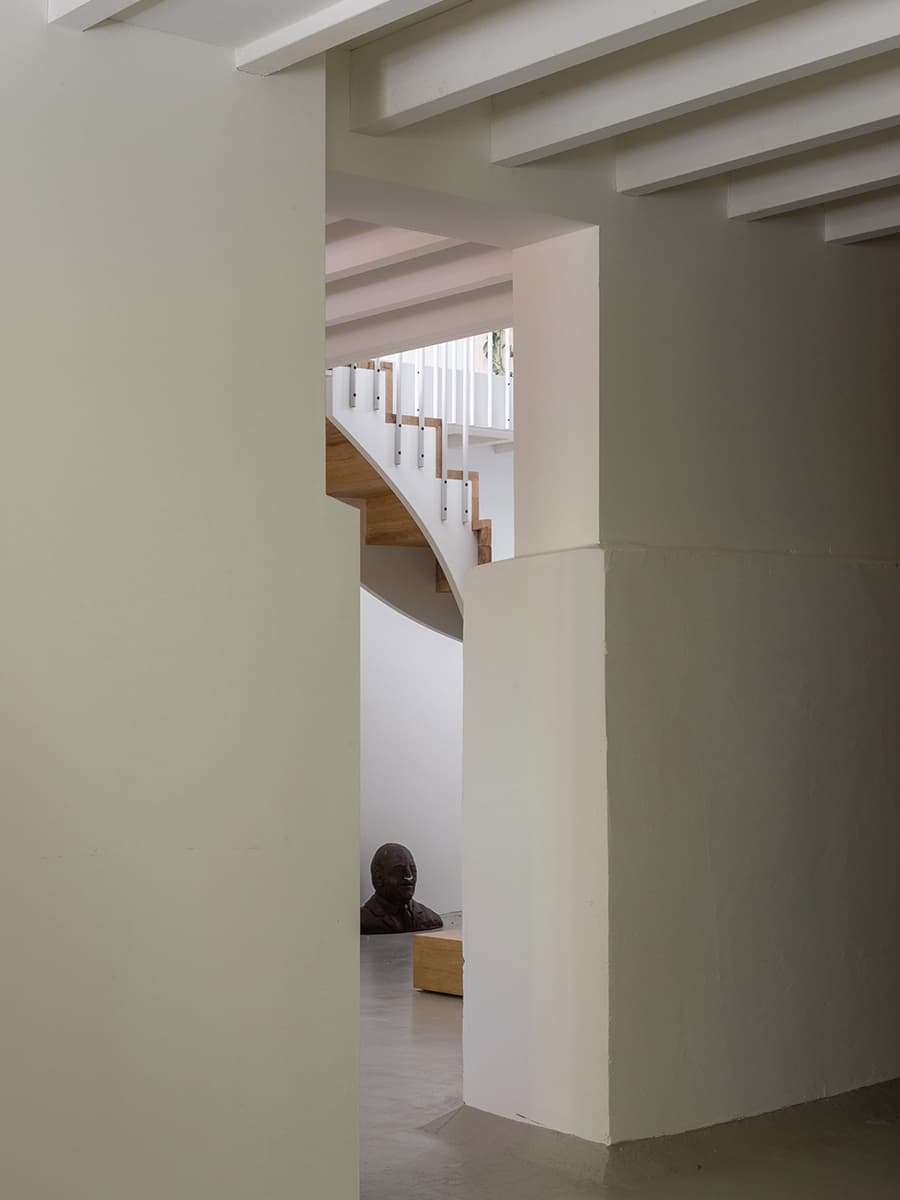 Амстердамская квартира на четырех стальных столпах – проект Unknown Architects