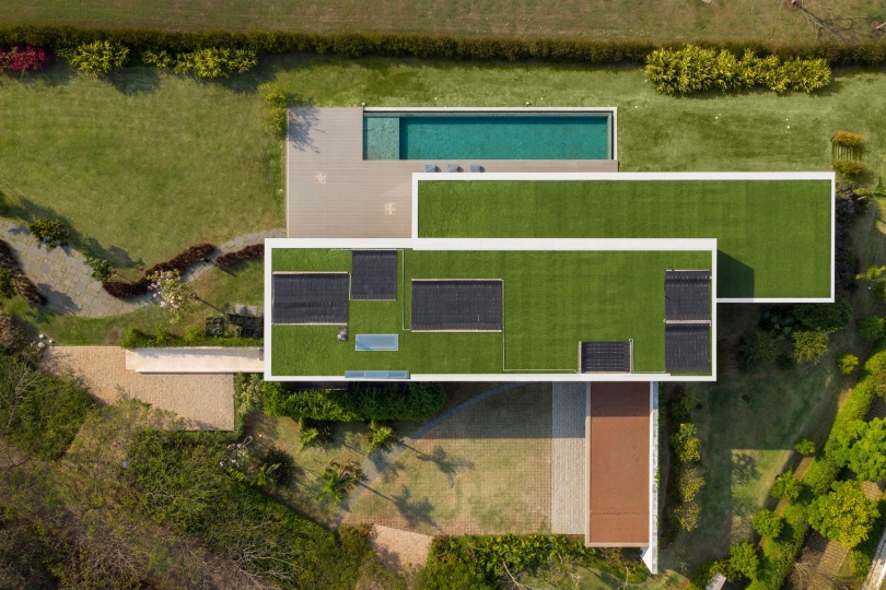 Studio Arthur Casas построили дом с зеленой крышей в Бразилии