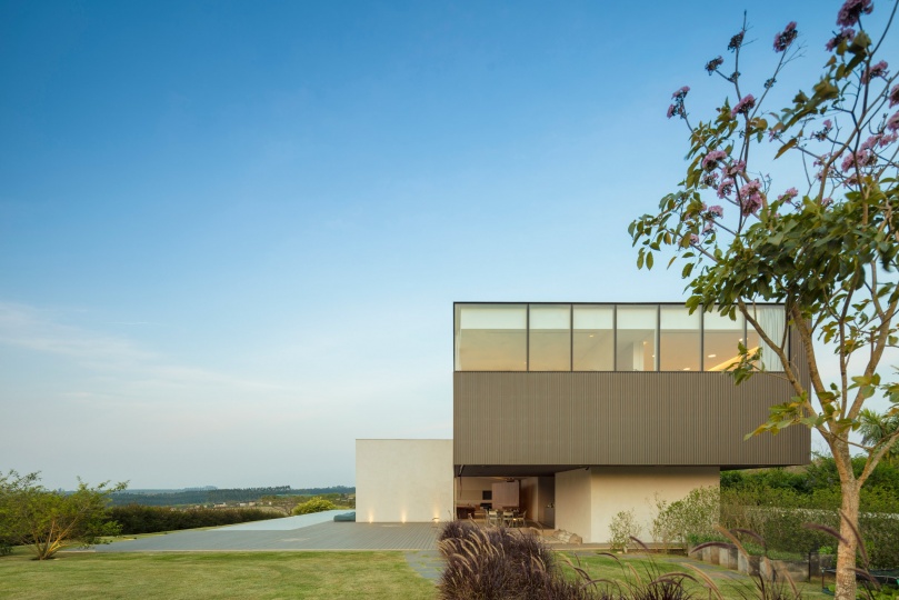 Studio Arthur Casas построили дом с зеленой крышей в Бразилии