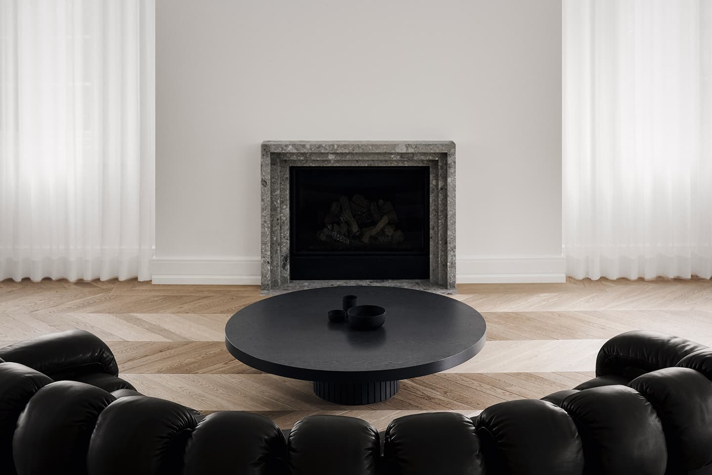 Контрастный дуализм: черно-белый интерьер резиденции в Монреале — проект Atelier Barda