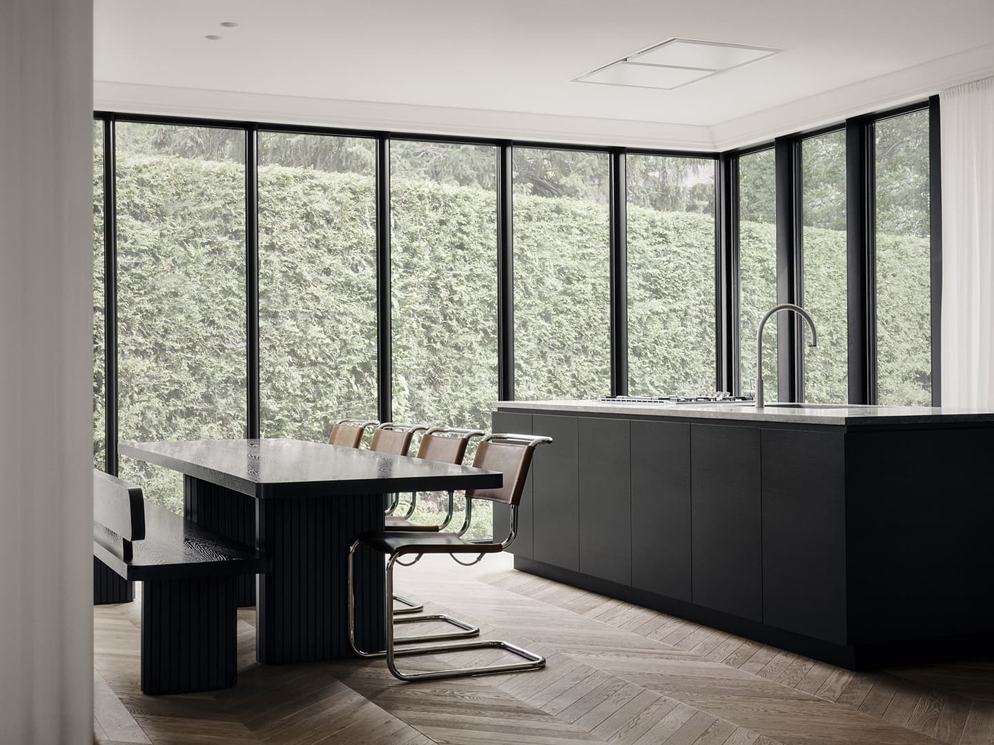Контрастный дуализм: черно-белый интерьер резиденции в Монреале — проект Atelier Barda
